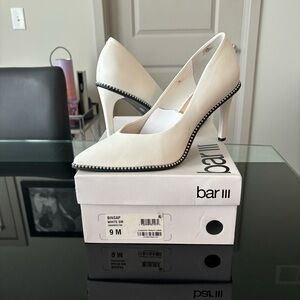 White Woman Dress Shoe Size 9. Never worn.